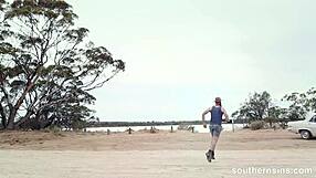 Voyeurův temné tajemství se odhalují v autě při vytírání v objetí přírody