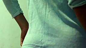 החמודה Bebelexxx משתוקקת לזיון חזק עם הציצים הקטנים שלה חשופים