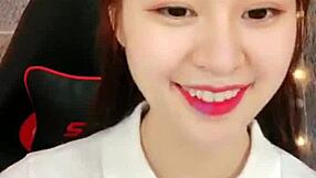 白いシャツの無垢な韓国美女がウェブカムでライブストリーム