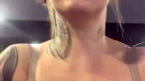 nossa, eu de sutiã treinando na academia toda suada e louca de tesão, chega escorreu pela bucetinha lisinha e suada