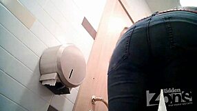 Cewek vagina besar daging ketauan di cam toilet tersembunyi