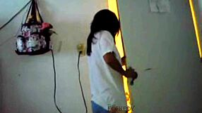 Dit gebeurt als de man weg is, maar terugkomt en de ontrouwe meid rijdt op zijn kont