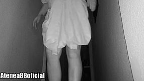 Duch zachytený na kamere na divokej Halloween párty s babami s veľkými prirodzenými prsiami