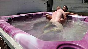 בחורה מזיינת בשלישייה מלקקת