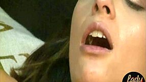 Latinas calientes abren el culo con un juguete grande en juego ardiente