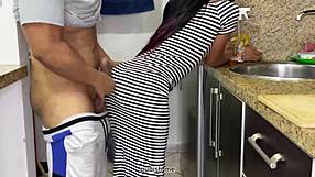 섹시한 의붓딸이 꽉 끼는 드레스 입고 큰 엉덩이 보여주며 부엌 청소