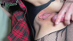 Тийн в чорапи навежда се за стоящ догистайл здрав аматьорски секс отблизо