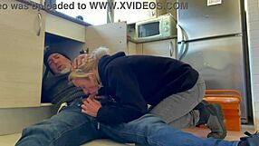 Het kone suger av rørlegger på kjøkkenet med sæd-finish