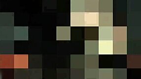 Casada treibt wilden Sex vor ihrem Cuckold in der Swinger-Hütte. Rote Lichter setzen die Stimmung.