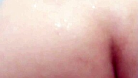 Teen wife shows ass in hotel bath