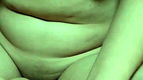 아시안녀가 젖은 보지에 장난감으로 자위하며 유혹해