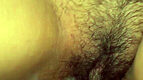 Доведена сестра се навежда за твърдо кучешко. Латино задник разбит, докато всички вечерят