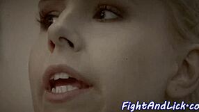 Борющиеся лесбиянки целуются и доминируют в ринге с страстью