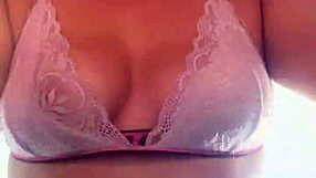 Na academia comecei a suar tirei a camisa e nao percebi q meus peitos durinhos estava aparecendo camisa transparente fiquei com tesao com as pessoas me olhando q meu suor escorrendo publico