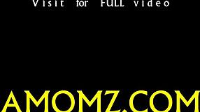 ماما تظهر مهاراتها الجريئة في النيك الجماعي الساخن