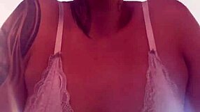 Na academia comecei a suar tirei a camisa e nao percebi q meus peitos durinhos estava aparecendo camisa transparente fiquei com tesao com as pessoas me olhando q meu suor escorrendo publico