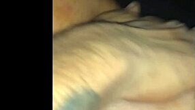 Hago que mi novia se corra fuerte en el coche durante una mamada salvaje.