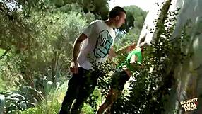 Morena delgada ansía una follada anal al aire libre con corrida