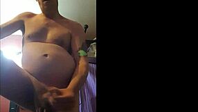 Бисексуален мъж изстрелва голям кумшот в домашно видео