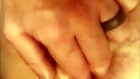 Domácí POV zachycuje ženu ohnutou pro anální bušení