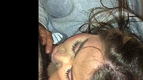 Hago que mi novia se corra fuerte en el coche durante una mamada salvaje.