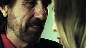 Fille désespérée prise en sandwich par un businessman et son beau-fils