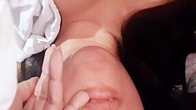 Nastolatka masturbuje się do muzyki w sylwestra