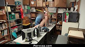 Ladra di occhiali piegata per doggystyle punitivo. Pervcop dà lezione per la vita