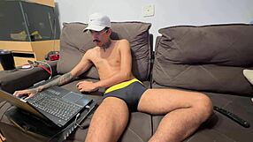 Druhá časť, mladý 18+ chalan s obrovským vtákom si divoko honí v session.