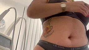 Zdejmowanie ubrań, drażnienie i ponowne ubieranie się blondynki z tatuażami sexy