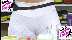 kelly key gostosa com a buceta rachando a calça legging big pussy camel toe