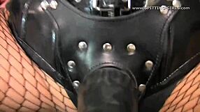 Femdom Efendi Dev Siyah Yarrak'a Tükürmeden Önce Hakimiyeti Ele Alıyor