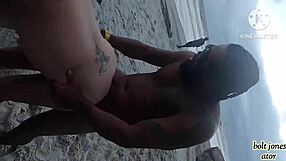 moreno tatuado socando uma loira de são paulo na praia. fada mel shines in this interracial scene.