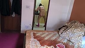 Vékony háziasszony nyal és szop nyers desi casting szórakozásban