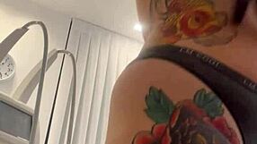 Zdejmowanie ubrań, drażnienie i ponowne ubieranie się blondynki z tatuażami sexy