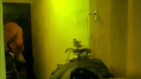 Fabiana arrives and starts a casual conversation at the entrance