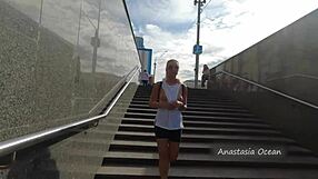 Nahá holka flasuje na veřejné jízdě autobusem