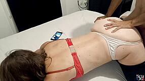 Turuncu saten iç çamaşırındaki Fransız amatör köpek pozisyonunda saksafon ve derin boğaz alıyor, POV