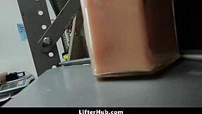 Czy te nastolatki pozwolą ochroniarzowi z Lifterhub je zdominować?