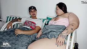 लिविंग रूम में टीवी देखते हुए स्टेपमॉम के साथ ये क्या कर रहा हूँ - पार्ट 1!