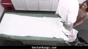 Tínedžerka Prosí Plachého Doktora o Dôvernosť, Kým ju Ničí Obrovský Vták