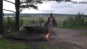 إيه الأسرار اللي مخبية في مشهد ناضج خارجي من العصر الحجري 4؟