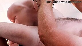 Gigi Breeze Gagger Hårdt på Deepthroat Ansigt Knepning