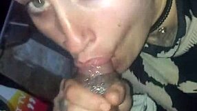 ¿La zorra rubia va profundo por esa polla grande?