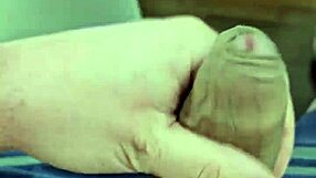 Delicia de punheta com jovem twink brasileiro em ação solo quente