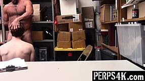 Jeg fangede en tyv med stjålne varer og blev kneppet af gay politimand på Perps4k