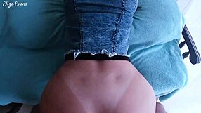 Eliza Evans entrega su culo por un relleno anal cremoso.