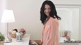 Kicsi 18+ tini szűk puncija és apró 18+ análja keményen kitágítva