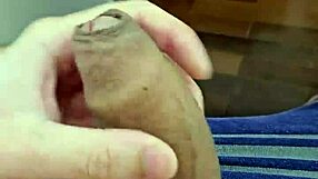 Delicia de punheta com jovem twink brasileiro em ação solo quente