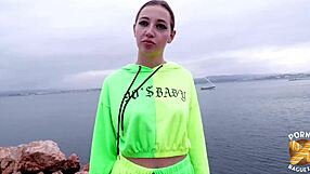 Queen 20ans realizes her threesome fantasy.